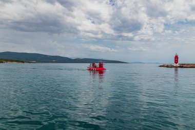 Krk Hırvatistan Bir turist denizaltısı liman durağına yaklaşıyor