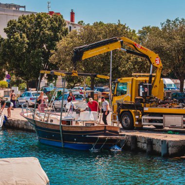 Krk. Sudaki son santimetre ve yat. Yüksek kalite fotoğraf.
