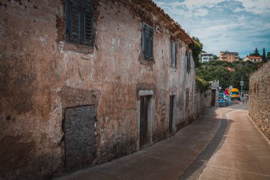 Krk Hırvatistan 'ın denizden eski kente girişi Yüksek kaliteli fotoğraf