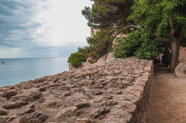 Krk Hırvatistan 26.06.24 Eski kentte kale duvarı yakınında küçük bir meydan Yüksek kaliteli fotoğraf