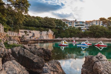 Krk Hırvatistan Katamaranların yüksek kaliteli fotoğraflarıyla temiz, rahat bir taş plaj