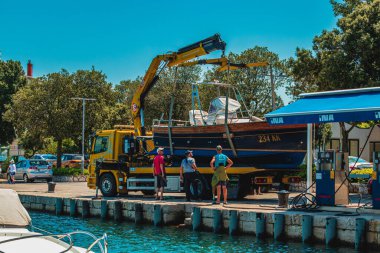 Krk Hırvatistan. Kamyon yatı kentteki yüksek kaliteli fotoğrafın iskelesine getirdi.