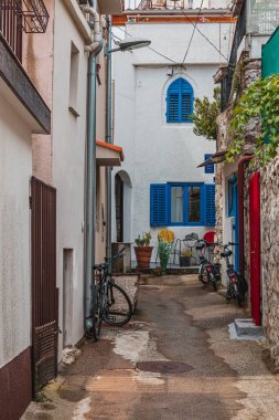 Krk Hırvatistan Bahçesi eski kentte bisiklet ve saksılarla yüksek kaliteli fotoğraf