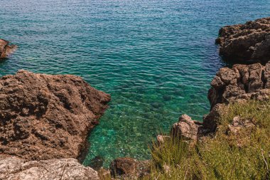 Krk Hırvatistan Bir adada taş plajda Kristal berrak su Yüksek kaliteli fotoğraf