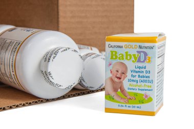 Ukrayna 08.17.24 vitamini yan tarafındaki kutunun yanında duruyor.