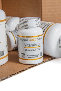 Lviv Ukrayna 08.17.24 vitaminler yan tarafındaki kutunun yanında duruyor.