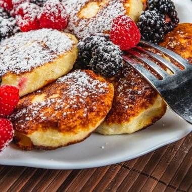 Taze ahududu, böğürtlen ve pudra şekerli krep.