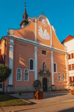 Varazdin 'deki şeftali rengi kilise. Barok mimarisi ve girişin üstünde çarpıcı bir fresk var.