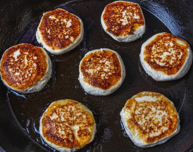 Süzme peynirli krepler, yüksek kaliteli fotoğraf çekilmeden önce tavada kızartılır.