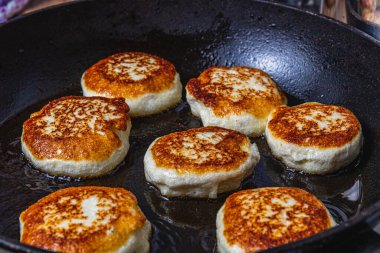 Süzme peynirli krepler, yüksek kaliteli fotoğraf çekilmeden önce tavada kızartılır.