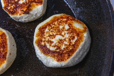 Süzme peynirli krepler, yüksek kaliteli fotoğraf çekilmeden önce tavada kızartılır.