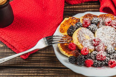 Taze ahududu, böğürtlen ve pudra şekerli krep.