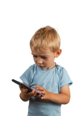 Ciddi bir ifadesi olan bir çocuk telefondaki bir numarayı arıyor..