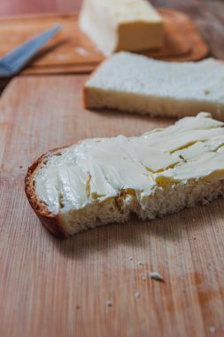Arka planda tereyağlı ev yapımı ekmek ve fotokopi alanı yüksek kaliteli fotoğraf..