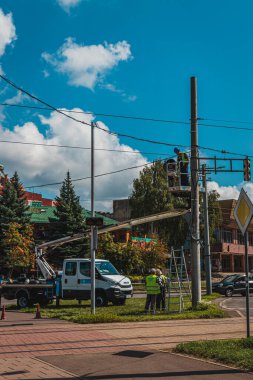 Tesisteki trafik ışığı servisinin Lviv operasyonu yüksek kaliteli fotoğraf.