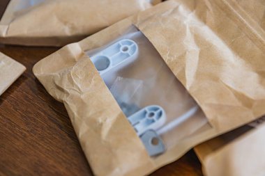 Evde çocukların güvenliği için bir dizi pencere kilidi yüksek kaliteli fotoğraf.