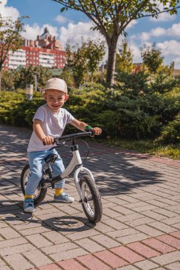 Bisikletli çok mutlu bir çocuk. Yüksek kaliteli fotoğraf..