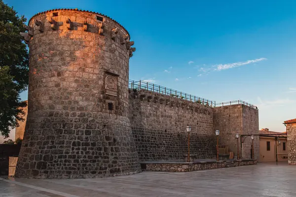 Krk Hırvatistan 26.06.24 Gün doğumundaki Frankopan kalesinin duvarları Yüksek kaliteli fotoğraf