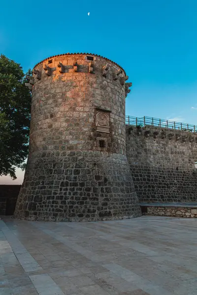 Krk Hırvatistan 26.06.24 Gün doğumundaki Frankopan kalesinin duvarları Yüksek kaliteli fotoğraf