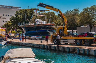 Krk, ters dönmüş yat suya doğru gidiyor.