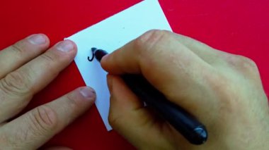 Kırmızı arka planda beyaz bir kağıda Mutlu Noeller yazan biri. Yüksek kalite 4k görüntü