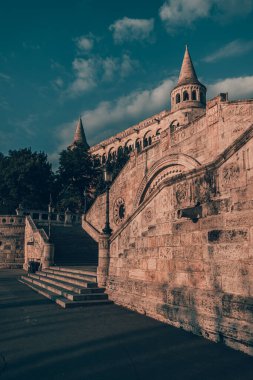 Macaristan 'ın Budapeşte' deki Eski Balıkçılar Kalesi 'ne sabahleyin bakın.