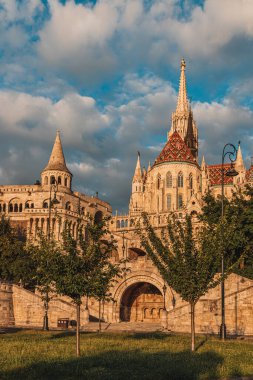 Sabah Roma Katolik Kilisesi ve Balıkçı Kalesi. Budapeşte Lisesi Kaliteli Fotoğraf
