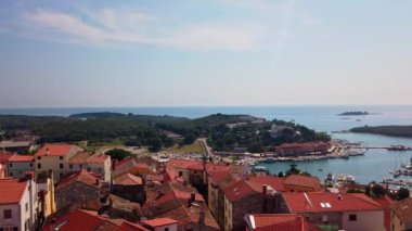 Vrsar şehrinin havadan panoramik manzarası, yat marinası. Yüksek kalite 4k görüntü
