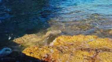 Kayalarda köpüklü küçük dalgalar. Yüksek kalite 4k görüntü