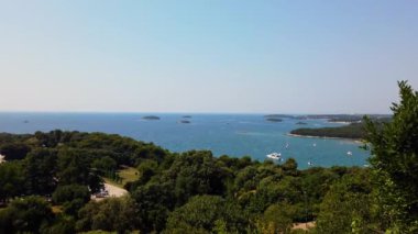 Vrsar şehrinin ve denizin havadan panoramik görüntüsü. Yüksek kalite 4k görüntü