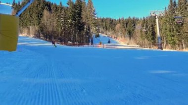 Polyanytsia Ukrayna 02.22.21 Bir adam sakince bir pistte snowboard sürüyor. Yüksek kalite 4k görüntü