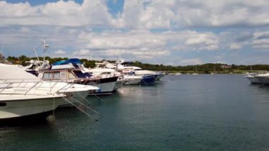 Hırvatistan Porec 07.06.24 Marina Club Parentium Hotel 'deki yatlar için. Yüksek kalite 4k görüntü