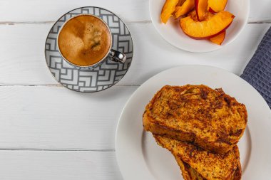 Kahvaltı için beyaz tabakta yumurtalı ekmek.