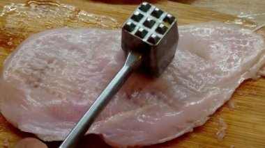 Mutfak masasında ağır çekimde pirzola için fileto. Yüksek kaliteli FullHD görüntüler
