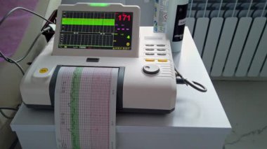 Lviv Ukrayna 09.20.24 rahim içindeki bir çocuğun kalp atışlarını izlemek için. Yüksek kalite 4k görüntü