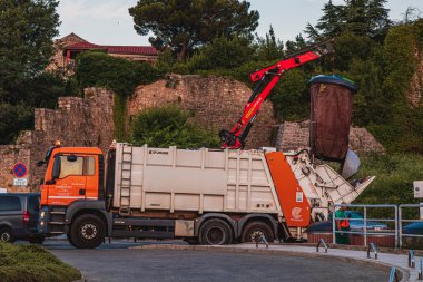 Krk Hırvatistan. Makine yeraltı tanklarından toplanan çöpleri topluyor. Yüksek kaliteli fotoğraf.