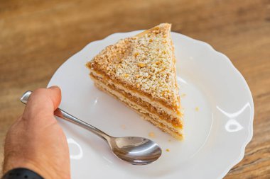 Taze ev yapımı elmalı pasta. Elinde yoğun süt tabağında. Yüksek kaliteli fotoğraf.
