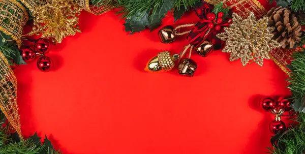 Klasik dekorasyonlu Noel afişi kırmızı arka planda yıldız çam kozalağı yüksek kaliteli fotoğraf