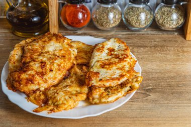 Masada beyaz bir tabakta pişmiş tavuk pirzolası yüksek kaliteli fotoğraf.