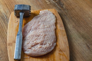 Mutfak masasında pirzola için fileto. Yüksek kalite fotoğraf.