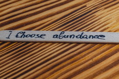 Bolluğu seçiyorum, kendin ol, olumlu düşünceler özsaygıyı arttırır yüksek kaliteli fotoğraf.