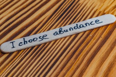 Bolluğu seçiyorum, kendin ol, olumlu düşünceler özsaygıyı arttırır yüksek kaliteli fotoğraf.