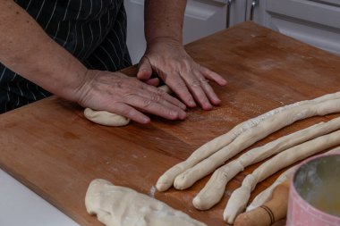 Hamur köfteleri için kadın eli yoğurur. Hamur köftesi için kadın yoğurur. Kaliteli fotoğraf.