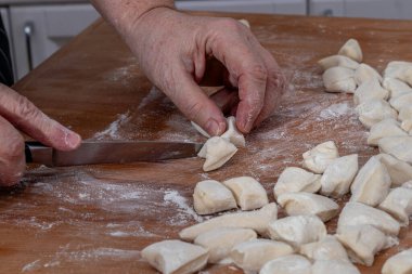 Kadın eli hamuru yoğurur yüksek kaliteli fotoğraf için.