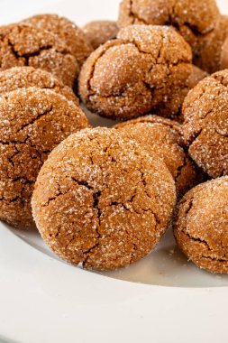 Sıcak ev yapımı zencefilli kurabiyeler. Kaliteli bir tabakta hafif bir arka planda.