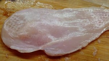 Mutfak masasında ağır çekimde pirzola yemek için fileto.