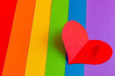 LGBT konsepti, gökkuşağı bayrağında kesilmiş iki kalp..