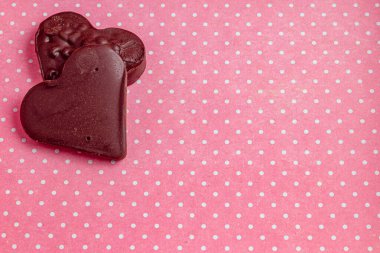 Pembe arka planda çikolata kalplerin kompozisyonu. Yüksek kalite fotoğraf..