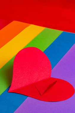 LGBT konsepti, el kesimi kağıt kalpler renkli bayrak yüksek kaliteli fotoğraf.