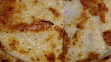 Sağlıklı bir yemek için taze kızarmış tavuk pirzolası. Yüksek kaliteli FullHD görüntüler